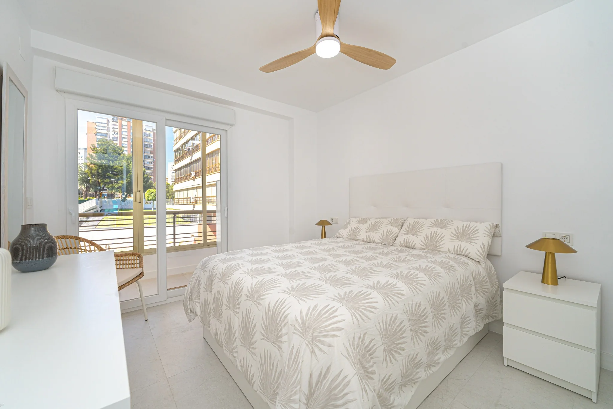 Dormitorio de Benipark con una atmósfera serena y continuidad de materiales