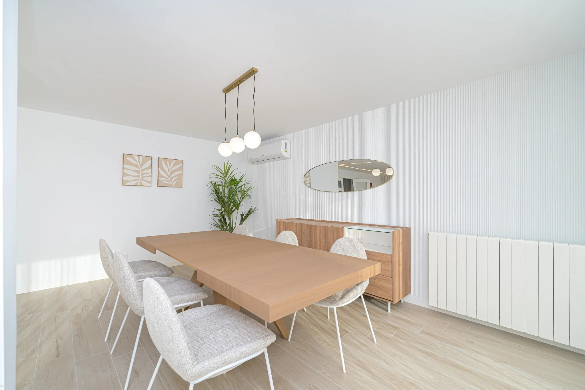 Comedor de Costa Verde con madera e iluminación cálida