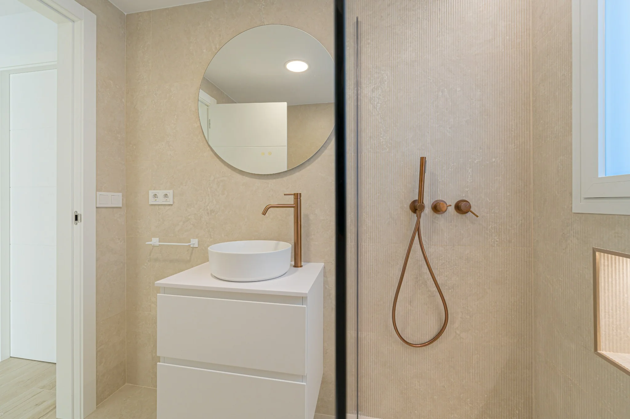 Detalle del baño de Costa Verde con lavabo y grifería