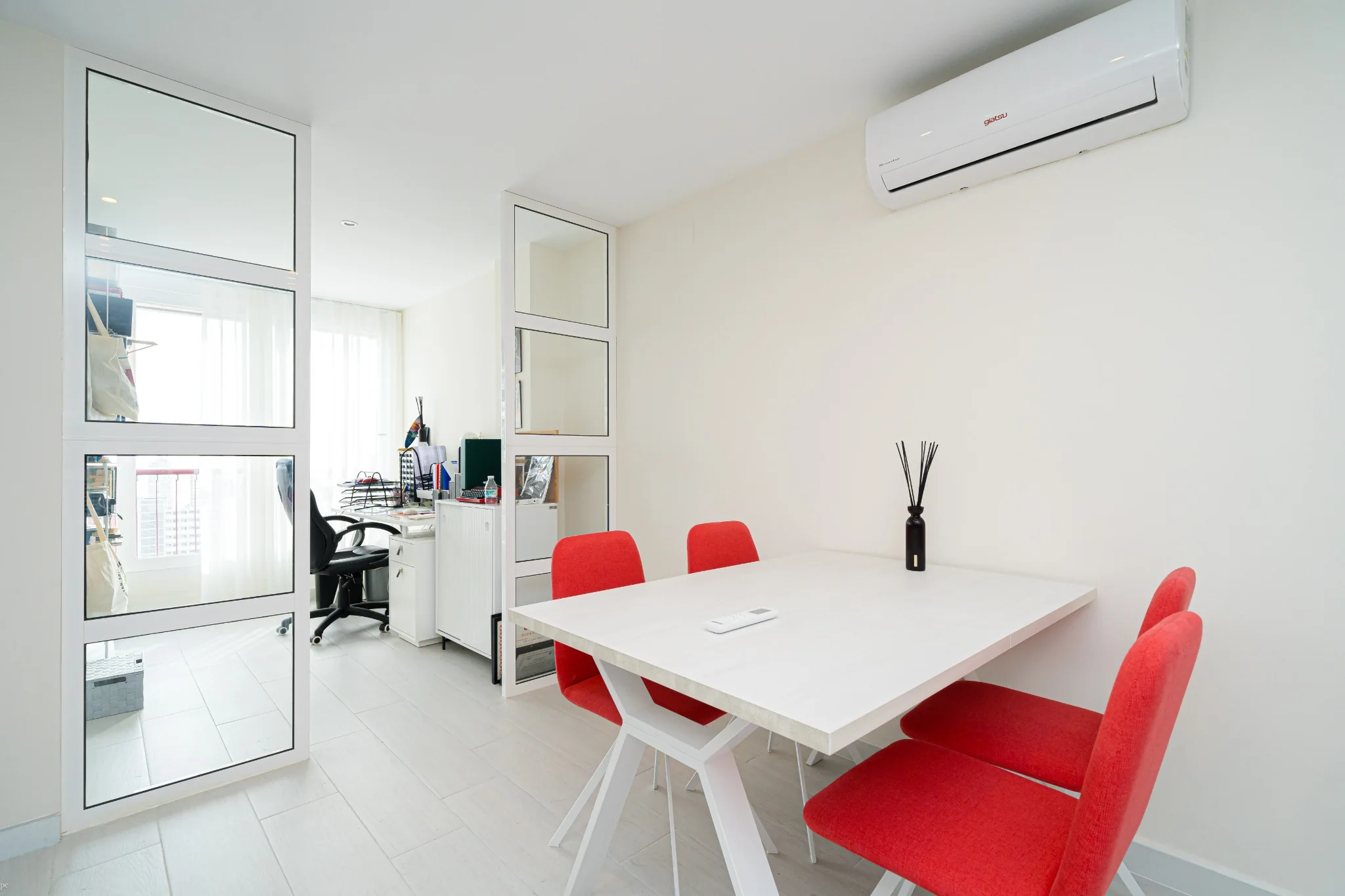 Comedor y espacio de trabajo comunicados mediante vidrio en Europa