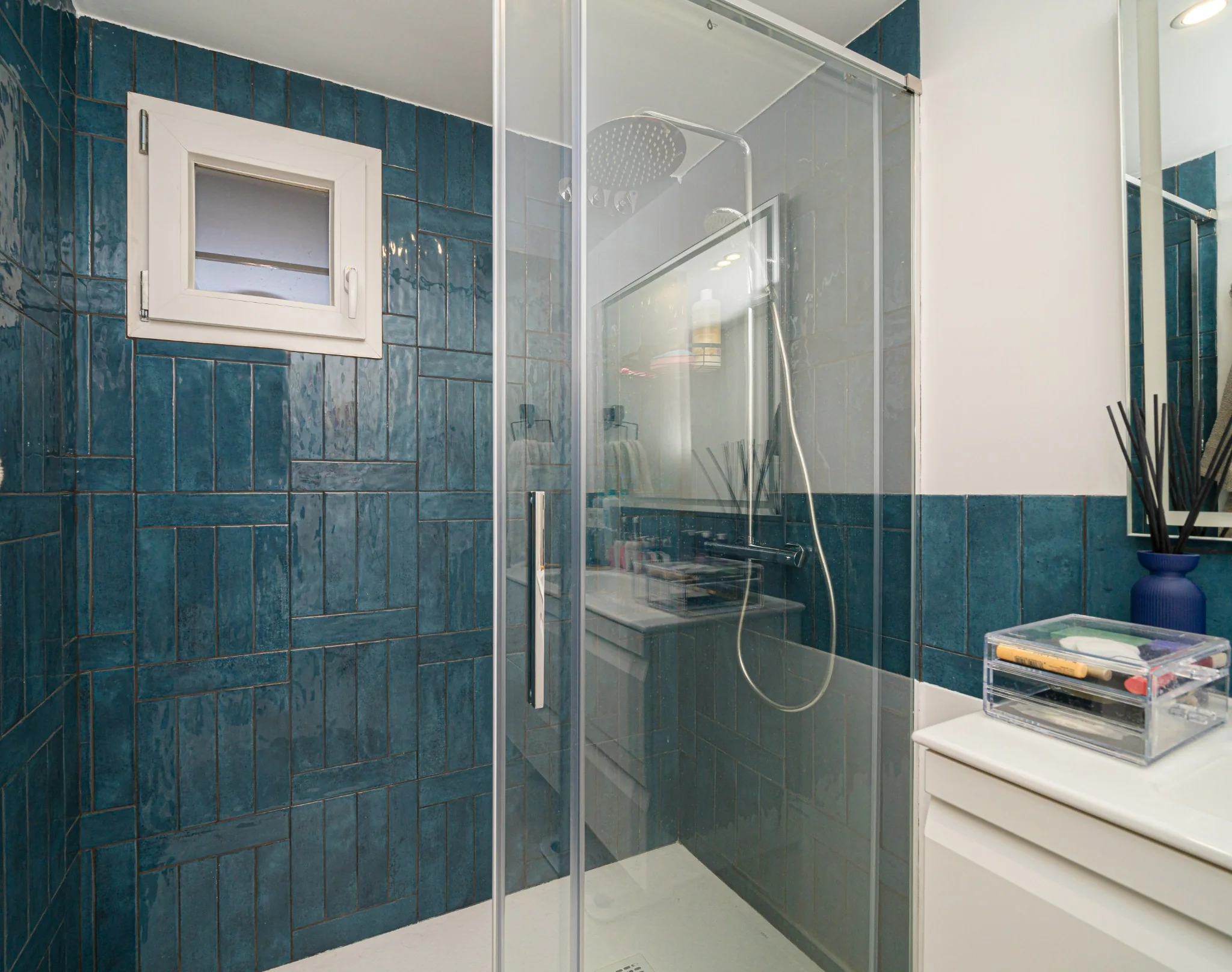 Revestimiento cerámico azul del baño del proyecto Europa