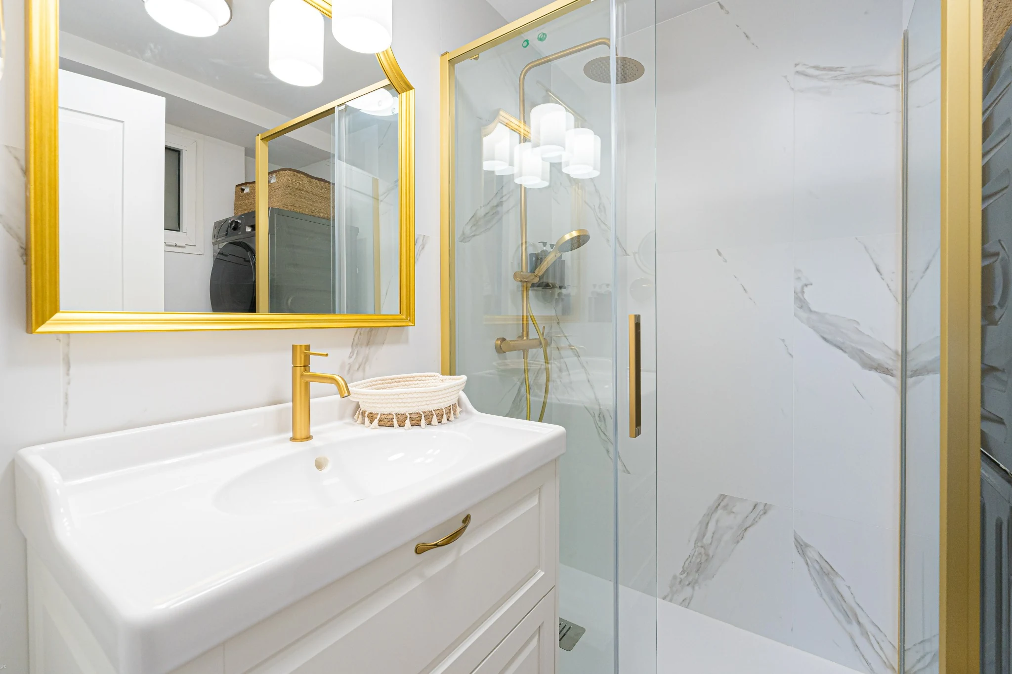 Baño de Frontalmar con superficies claras y detalles metálicos
