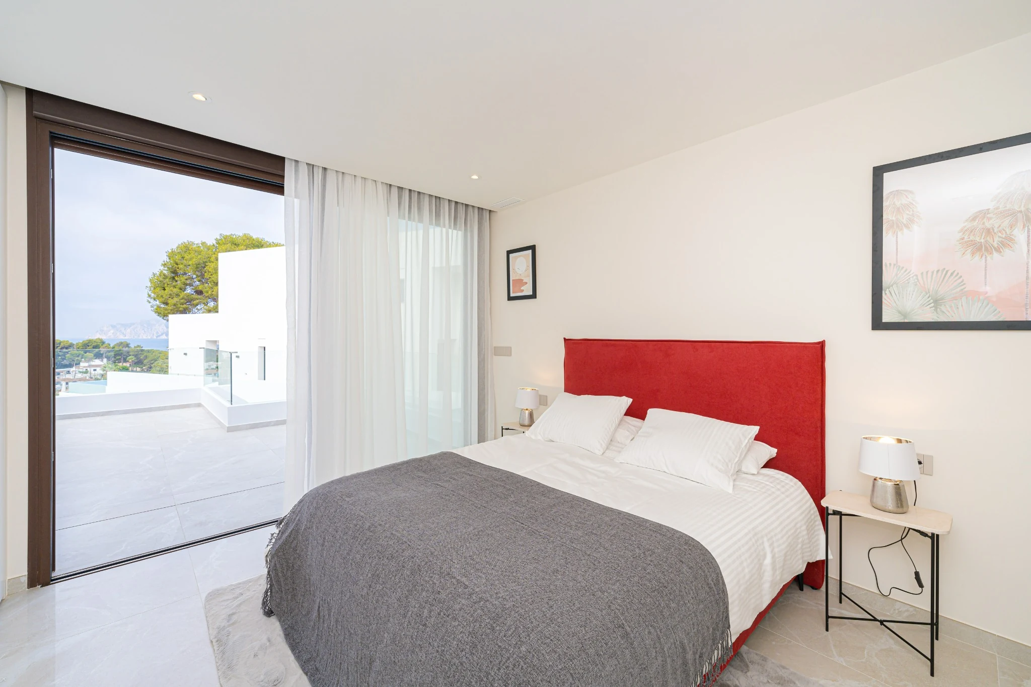 Dormitorio de Mar de Bali abierto a la luz de la terraza
